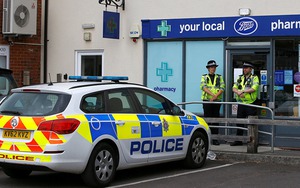 Cảnh sát Anh xác định vật dính chất độc thần kinh khiến hai công dân bị nhiễm