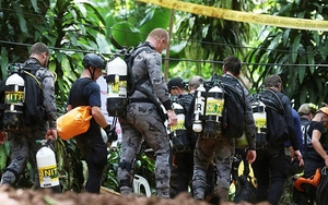 VIDEO: Cận cảnh quá trình đưa đội bóng Thái Lan ra khỏi hang