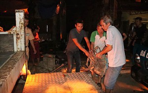 VIDEO: Kinh hoàng, 4 nhà dân trôi tuột xuống lòng sông Đà, 8 nhà khác bị sập một phần