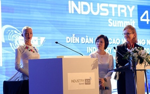 ẢNH & VIDEO: Robot Sophia duyên dáng trong tà áo dài truyền thống Việt Nam