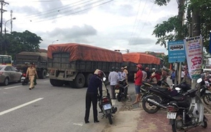 Xe máy va chạm với ô tô, hai mẹ con thiệt mạng