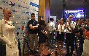 VIDEO: Robot Sophia, robot đầu tiên có quyền công dân nói gì khi tới Việt Nam?