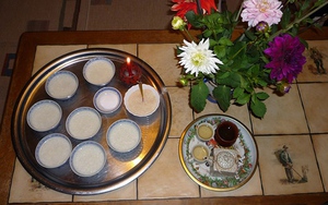 Cúng cô hồn lang thang chỉ cần cháo trắng bỏ vào lá đa là đủ