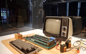 Máy tính đời đầu của Apple bán được 375.000 USD