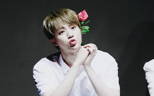 Chỉ với 7 giây, 'trai đẹp toàn cầu' Jin cũng khiến fan phải 'đứng tim'