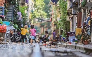 Chùm ảnh: 'Phố đường tàu' Hà Nội thu hút du khách