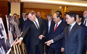Thủ tướng Nguyễn Xuân Phúc và Thủ tướng Nga Dmitry Medvedev tham quan Trưng bày ảnh 'Việt-Nga: Quan hệ hữu nghị truyền thống và hợp tác toàn diện'