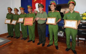 Khen thưởng tập thể, cá nhân phá nhanh vụ án giết người sau 12 giờ gây án