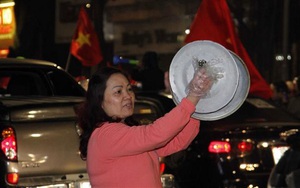 Chùm ảnh: Người hâm mộ vỡ òa trong hạnh phúc khi đội tuyển Việt Nam vào Tứ kết