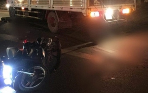 Va chạm với ô tô ben, 3 bố con đi mô tô thương vong