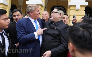 Chùm ảnh: Cặp đôi 'Trump- Kim Jong-un' tươi cười chụp ảnh cùng người dân Hà Nội