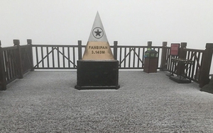 Đỉnh Fansipan đẹp ngỡ ngàng sau cơn mưa băng