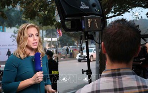 Chùm ảnh: Phóng viên trong nước và quốc tế hồi hộp chờ đón Tổng thống Mỹ Donald Trump