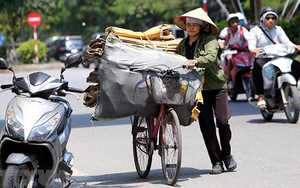 Chùm ảnh: Người lao động vất vả mưu sinh trong đợt nắng nóng cao điểm