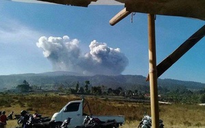 Núi lửa ở thành phố đông dân thứ 3 Indonesia thức giấc