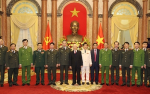 Tổng Bí thư, Chủ tịch nước Nguyễn Phú Trọng trao Quyết định thăng cấp bậc hàm Thượng tướng cho Thứ trưởng Bộ Công an