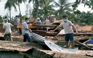 Mưa lớn kèm gió mạnh làm sập và tốc mái 75 căn nhà, một người tử vong