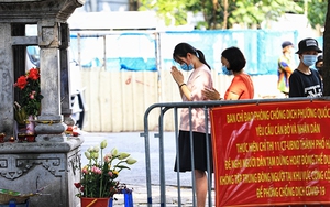 Chùm ảnh: Sĩ tử Hà Nội cầu may trước ngày thi tốt nghiệp THPT vẫn phải tuân thủ 5K