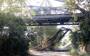 Italy: Hỏa hoạn làm hư hại cầu sắt nổi tiếng ở Rome