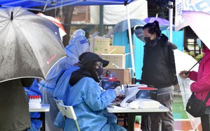 Hong Kong (Trung Quốc) tiếp tục ghi nhận trên 26.000 ca mắc Covid-19