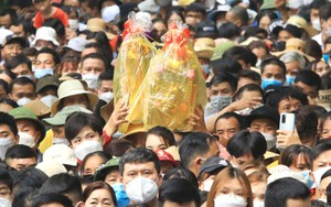 Hình ảnh hàng nghìn du khách thập phương về dự Lễ hội Giỗ tổ Hùng Vương năm 2022