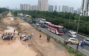 Va chạm giữa hai xe ô tô gây ùn ứ tuyến Đại lộ Thăng Long (Hà Nội)