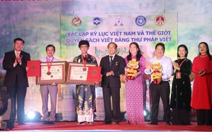Trao kỷ lục Việt Nam và kỷ lục thế giới quyển sách thư pháp 'Nguyễn Đình Chiểu thi tuyển'