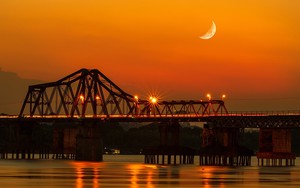 Vẻ đẹp cầu Long Biên 'bay về phía mặt trời'