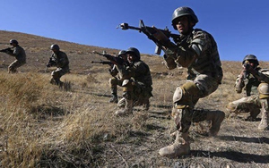 Tấn công đoàn xe của phái bộ NATO khiến 5 người bị thương