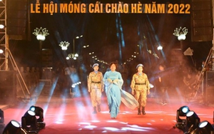 Lễ hội Móng Cái - Quảng Ninh: Các nữ sĩ quan 'mũ nồi xanh' trình diễn BST áo dài Ngân An