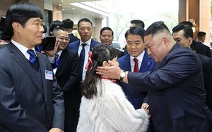 Em bé Hà Nội trong đoàn Việt Nam đón chào Chủ tịch Triều Tiên Kim Jong-un