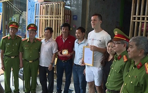 VIDEO Vụ cháy nhà nghỉ ở Đà Nẵng: Du khách cứu 2 cháu bé được tặng giấy khen nói gì?