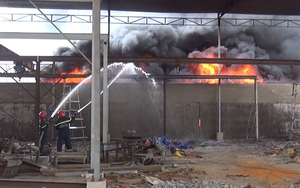 VIDEO: Giải cứu 11 người trong vụ hoả hoạn lớn tại xưởng tái chế nhựa