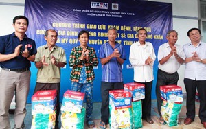 Khám bệnh và tặng quà cho nhân dân xã Mỹ Quý Tây