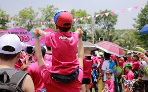 Hàng nghìn ông bố, bà mẹ theo chân các nhóc tì đến 'Vùng đất tò mò'
