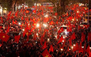 Video: Cờ đỏ sao vàng nhuộm đỏ Hà Nội sau chiến tích vĩ đại của U23 Việt Nam