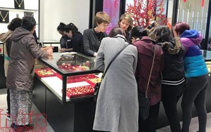 VIDEO: Người dân không ngại rét, xếp hàng từ sáng sớm để mua vàng ngày vía Thần tài