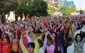 3.000 người tham gia đồng diễn với áo dài trên phố đi bộ Nguyễn Huệ