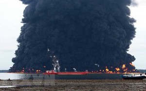 Indonesia: Cháy tàu chở hàng, 4 người thiệt mạng và mất tích