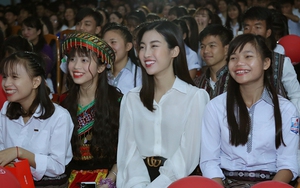 Đỗ Mỹ Linh hào hứng xem 'Cô gái đến từ hôm qua' cùng 2.500 học sinh miền núi