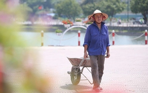 Công nhân 'phơi mình' dưới nắng 37 độ C, phố đi bộ Trịnh Công Sơn cận ngày khai trương