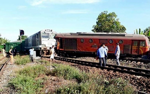 Hai tàu hoả đấu đầu tại sân ga, đầu máy và toa tàu chệch đường ray