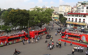 VIDEO: Trải nghiệm đầu tiên trên xe buýt 2 tầng, mui trần tại Hà Nội