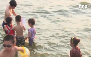 VIDEO: Hiểm nguy từ bãi tắm tự phát Hồ Tây