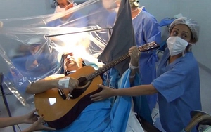 VIDEO: Bệnh nhân thoăn thoắt gảy đàn, nhắn tin điện thoại khi đang phẫu thuật não