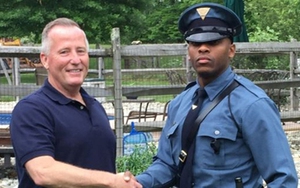 Cuộc gặp tình cờ: Cảnh sát chặn ô tô người đỡ đẻ cho mẹ mình cách đây 27 năm