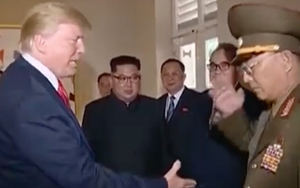 Video Tổng thống Trump chào kiểu nhà binh với Tướng Triều Tiên gây chú ý