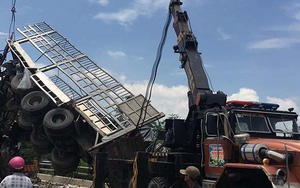 Xe tải rơi xuống suối, 2 người thương vong