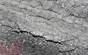 Sửa chữa vết nứt lún, trồi nhựa mặt đường cầu Mỹ Thủy sau khi thông xe 2 ngày