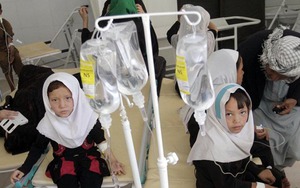 Hơn 60 nữ sinh Afghanistan trúng độc không rõ nguyên nhân